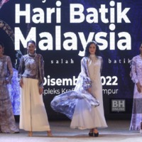 Antara koleksi batik diperagakan sempena Hari Batik Malaysia.jpg