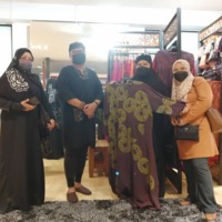 Dr Harleny Abd Arif (kiri) , Dr Elis Syuhaila Mokhtar (dua dari kanan) dan Dr Ida Puteri Mahsan (kanan) semasa berkunjung ke Hari Kraf Kebangsaan di Jalan Conlay.jpeg