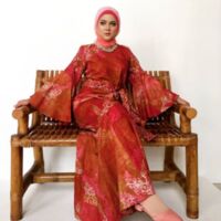 Gaya anggun batik.