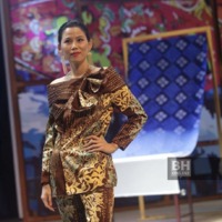 Model memperagakan rekaan batik ketika Hari Batik Malaysia di Kompleks Kraf.jpg