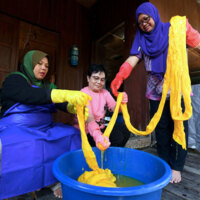 (Dari kiri) Saadiah Ibrahim, Pauling Jauhli dan Kartini Salihi membuat proses mewarna batik di Kampung Telian Tengah Mukah.jpg