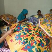 Sejumlah perajin tengah mengerjakan motif batik payung di Desa Jarum, Kecamatan Bayat, Kabupaten Klaten.jpg